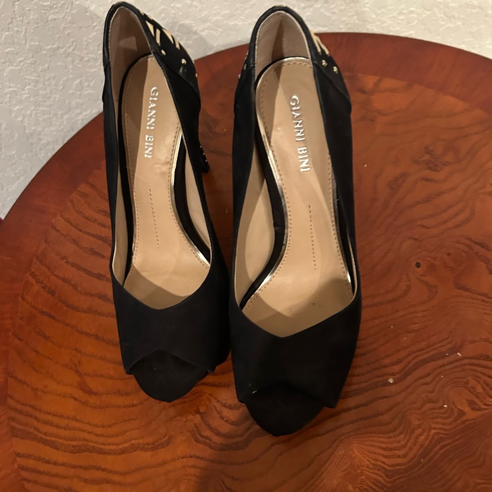❤️ Gianni Bini Black and Gold Peep-Toe Heels